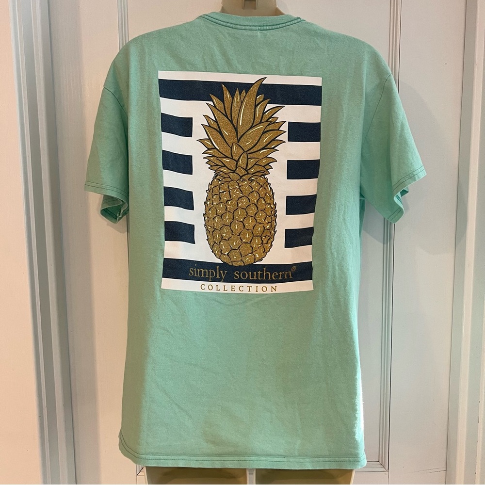 Simply Southern Collection Shimmery Gold Pineapple Graphic T-Shirt Size Medium